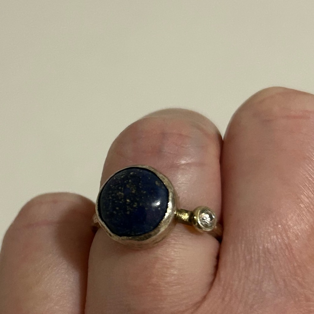 Lapis Lazuli blue stone ring with diamond and wide hammered gold band - Picture 2 of 6